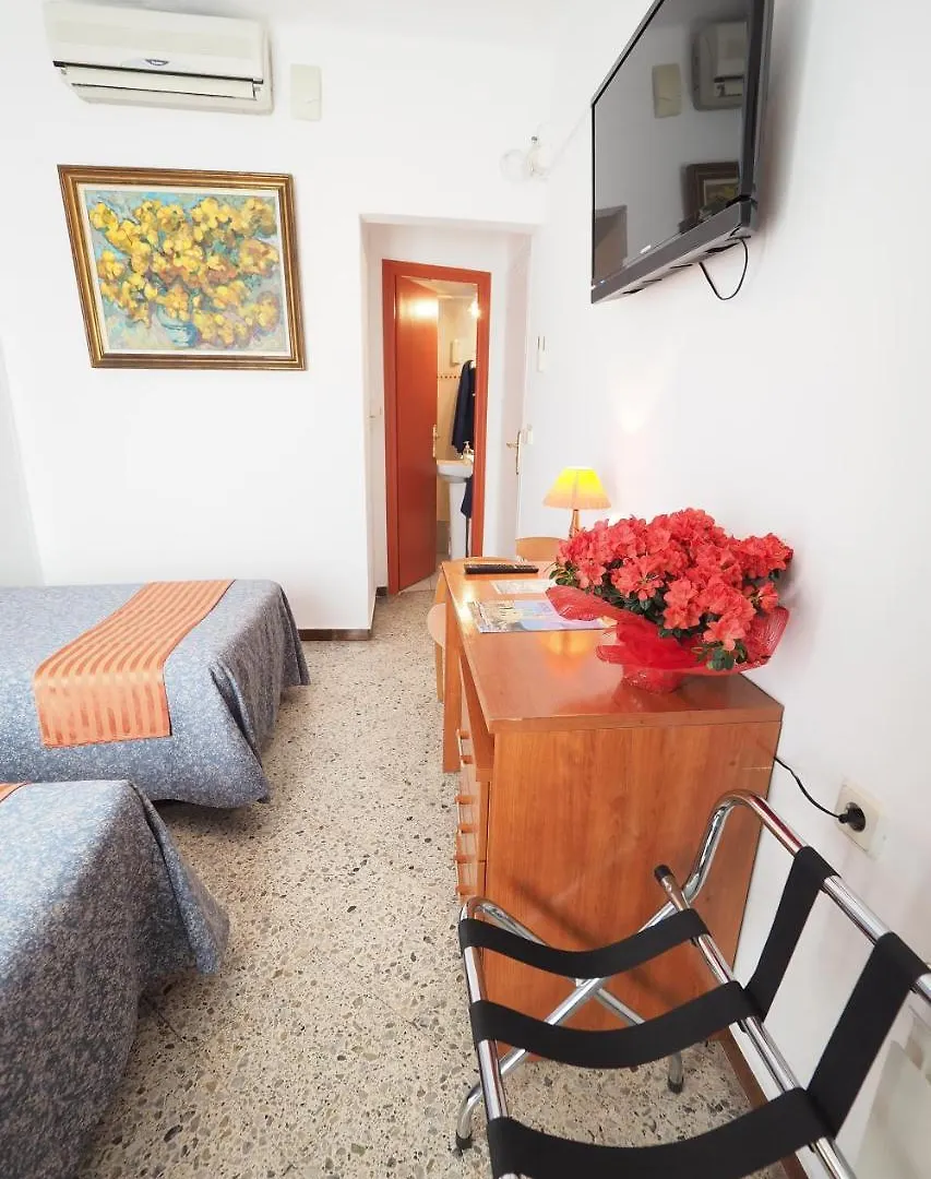 Hotel Montserrat Sitges 2*,